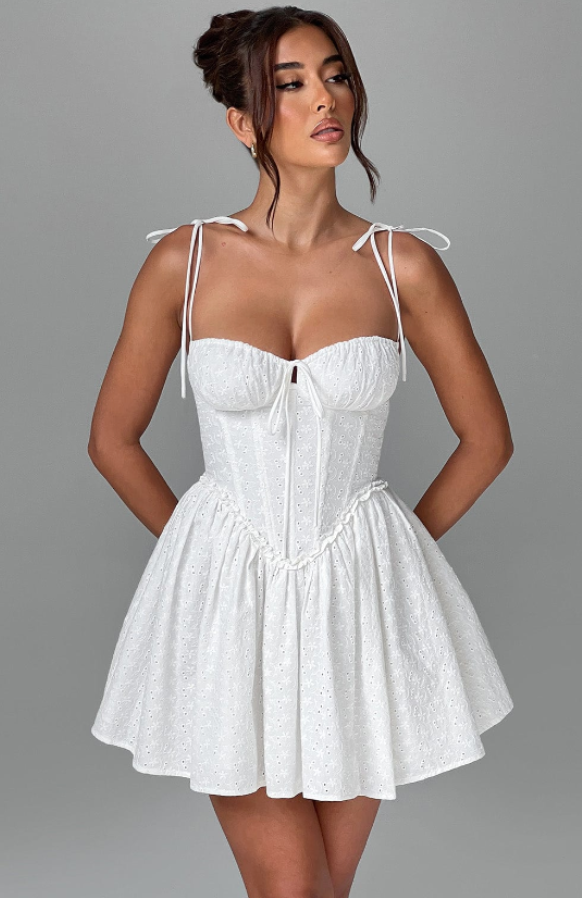 Éloïse – Robe Brodée Corsetée