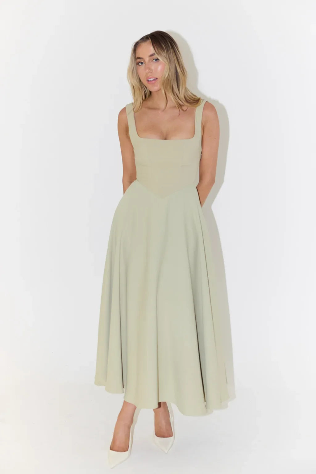 Adrienne – Robe midi structurée minimaliste