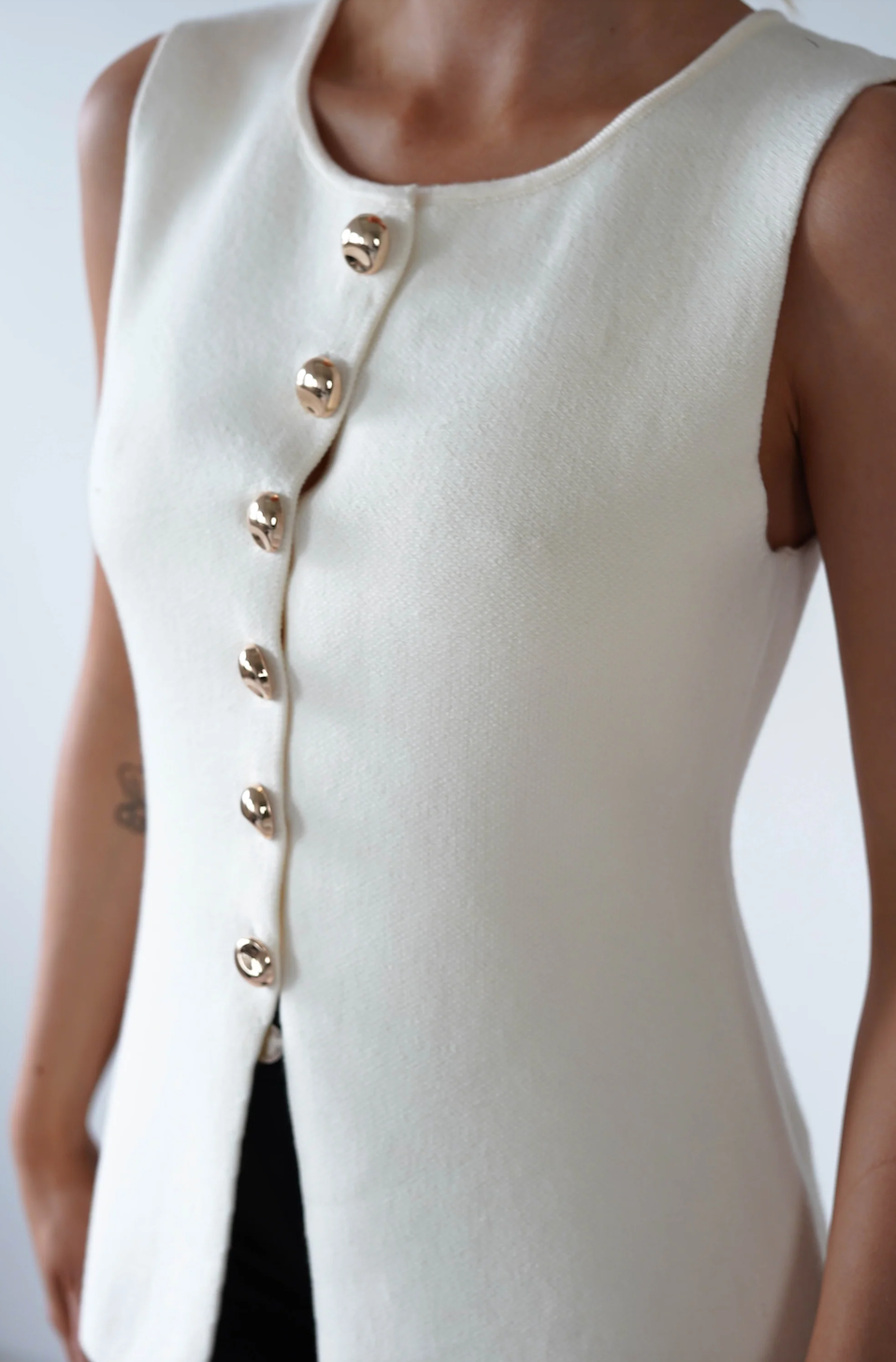 Léa – Gilet à Boutons Dorés
