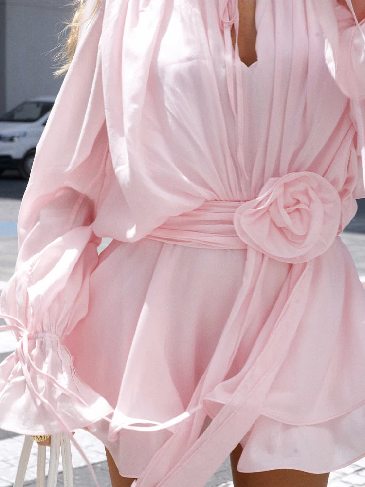 Rose – Robe Courte Drapée à Fleur Ceinturée